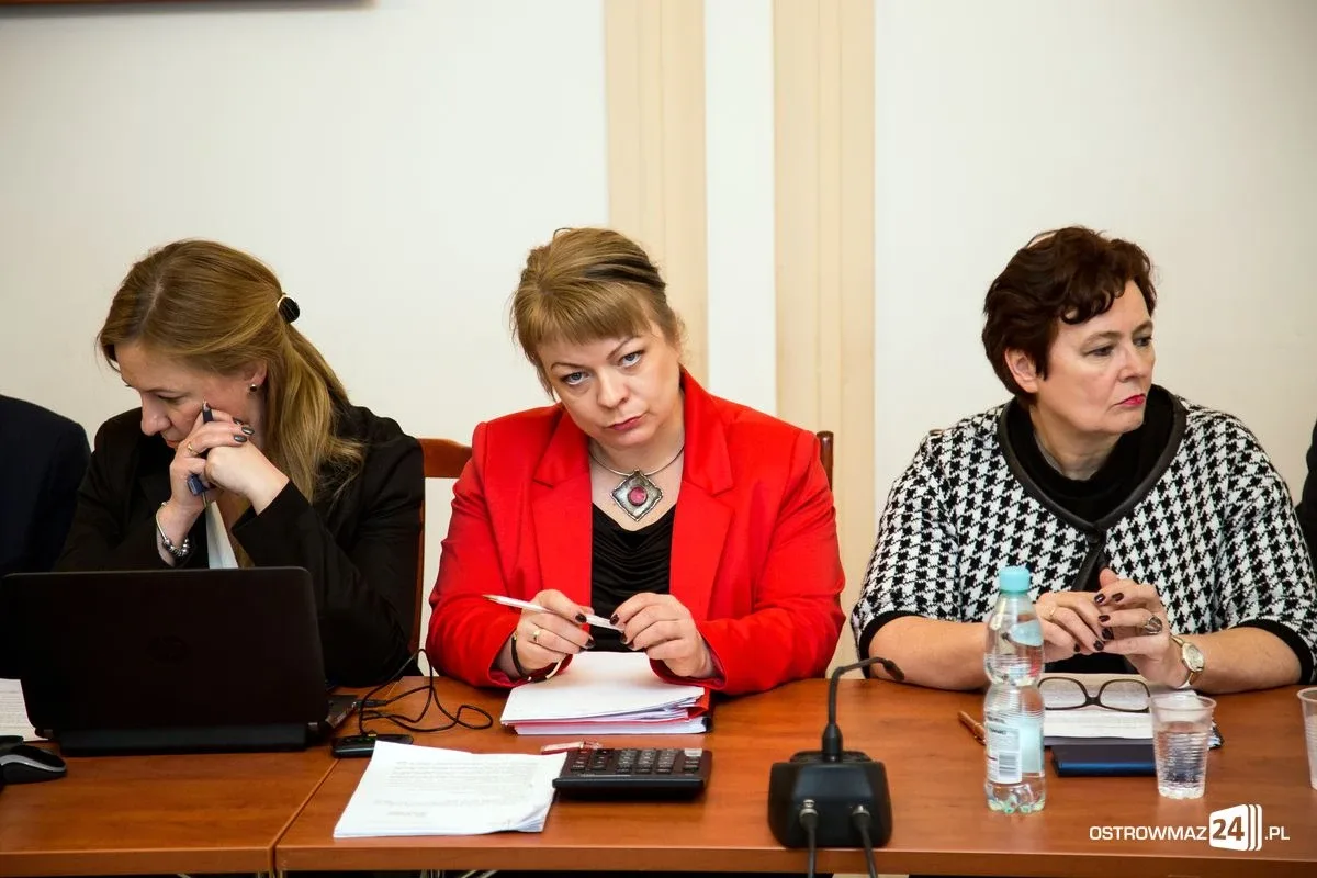 Przyjęto budżet na 2017 rok. Sesja ostrowskiej rady miasta (zdjęcia, wideo)