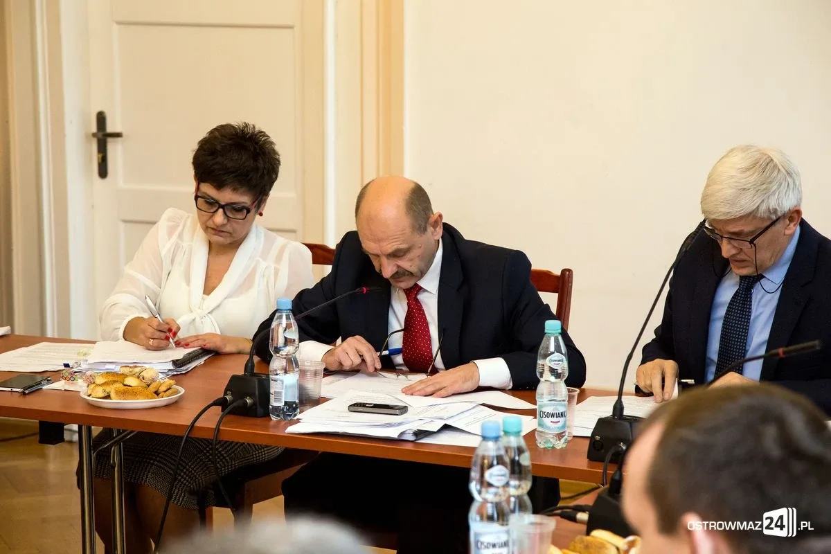 Przyjęto budżet na 2017 rok. Sesja ostrowskiej rady miasta (zdjęcia, wideo)