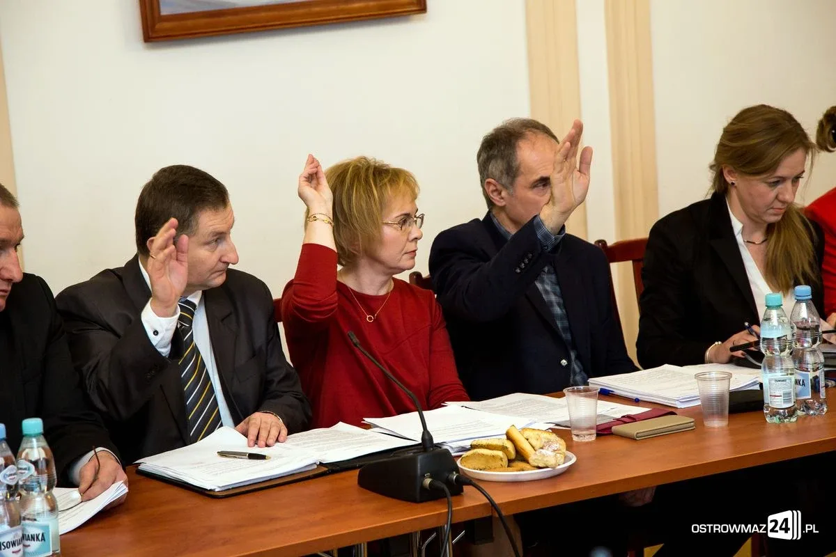 Przyjęto budżet na 2017 rok. Sesja ostrowskiej rady miasta (zdjęcia, wideo)