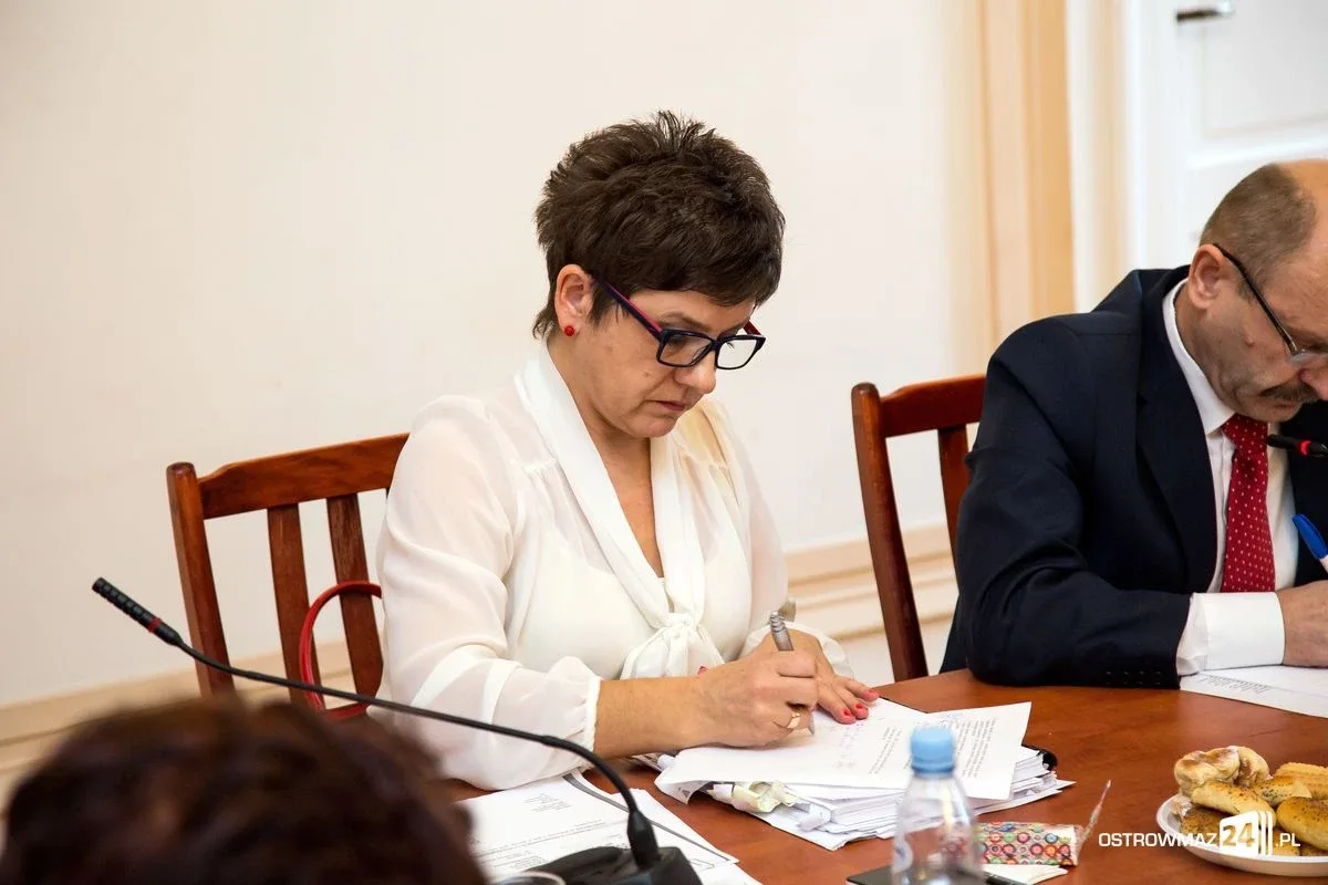 Przyjęto budżet na 2017 rok. Sesja ostrowskiej rady miasta (zdjęcia, wideo)