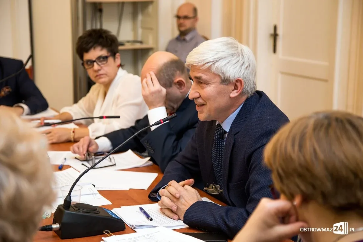 Przyjęto budżet na 2017 rok. Sesja ostrowskiej rady miasta (zdjęcia, wideo)