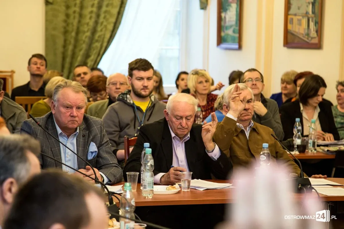 Przyjęto budżet na 2017 rok. Sesja ostrowskiej rady miasta (zdjęcia, wideo)