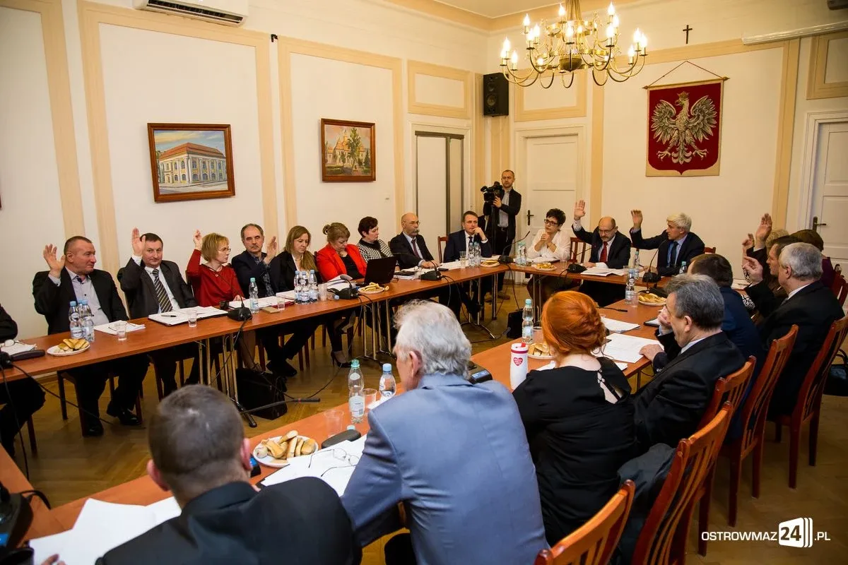 Przyjęto budżet na 2017 rok. Sesja ostrowskiej rady miasta (zdjęcia, wideo)
