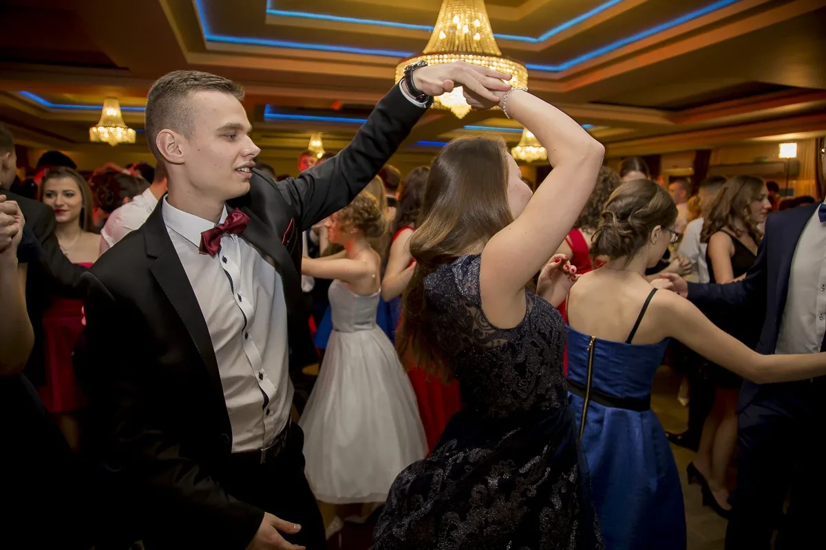 Podróż w czasie. Studniówka "Kopernika" (zdjęcia, wideo)