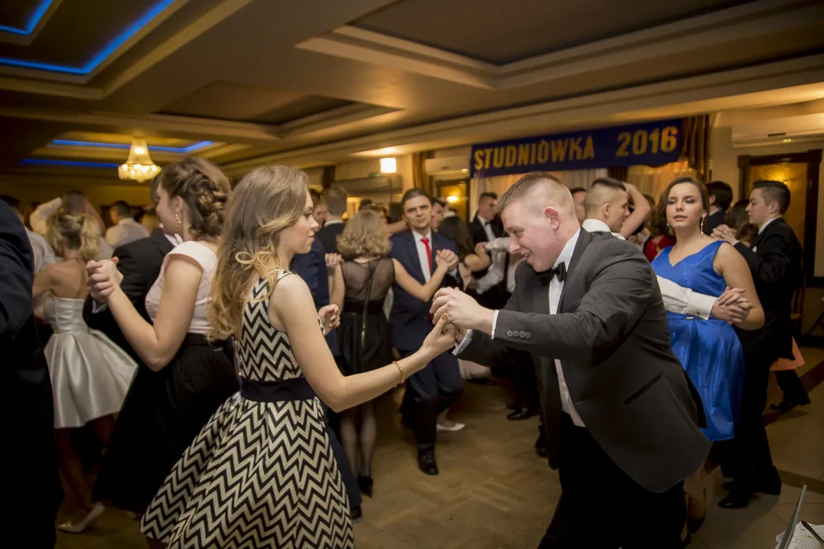 Podróż w czasie. Studniówka "Kopernika" (zdjęcia, wideo)