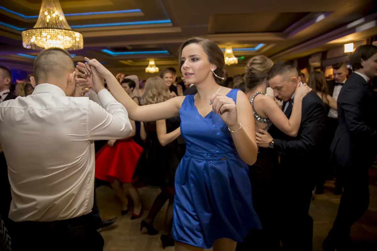 Podróż w czasie. Studniówka "Kopernika" (zdjęcia, wideo)