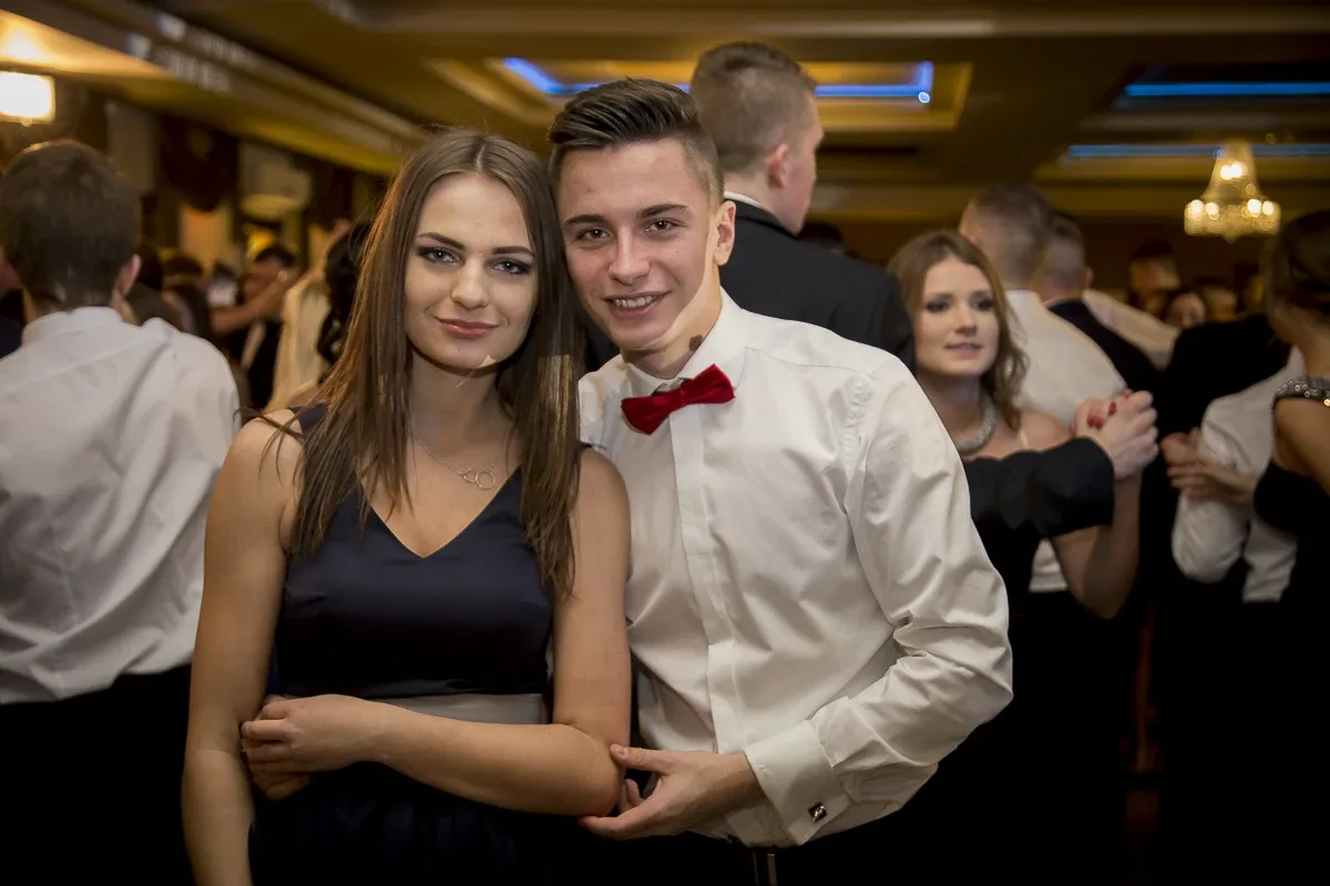 Podróż w czasie. Studniówka "Kopernika" (zdjęcia, wideo)