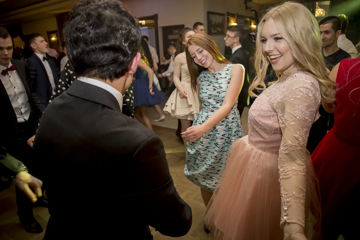 Podróż w czasie. Studniówka "Kopernika" (zdjęcia, wideo)