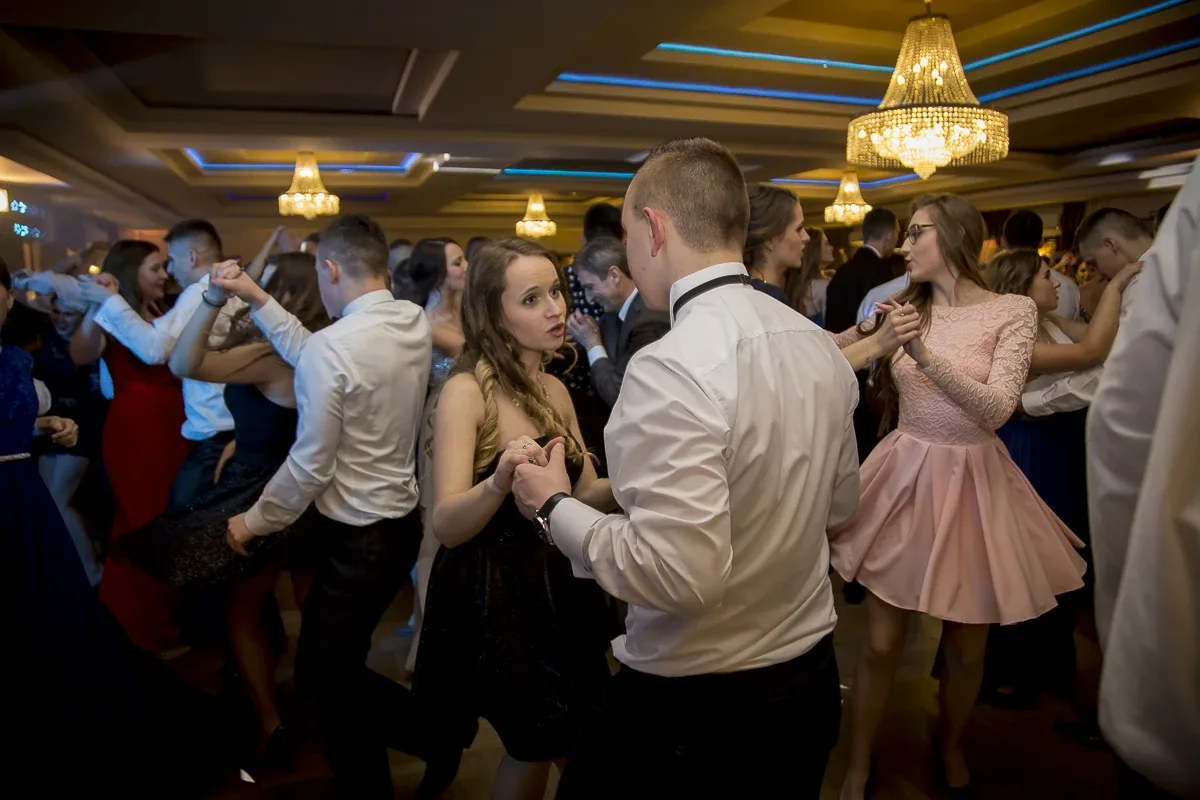 Podróż w czasie. Studniówka "Kopernika" (zdjęcia, wideo)
