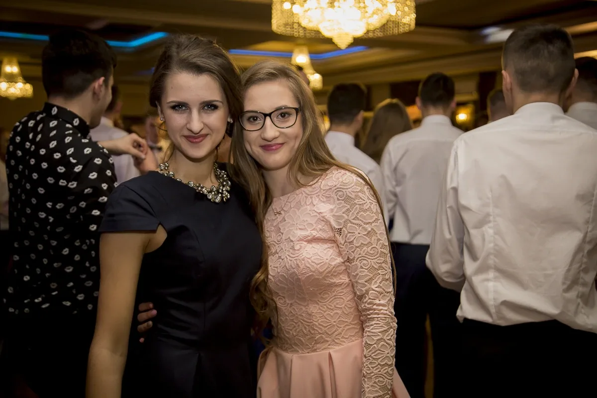 Podróż w czasie. Studniówka "Kopernika" (zdjęcia, wideo)