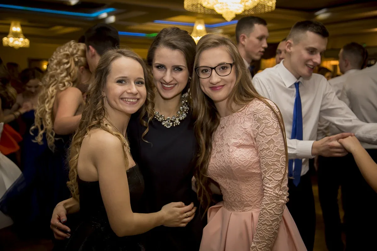 Podróż w czasie. Studniówka "Kopernika" (zdjęcia, wideo)