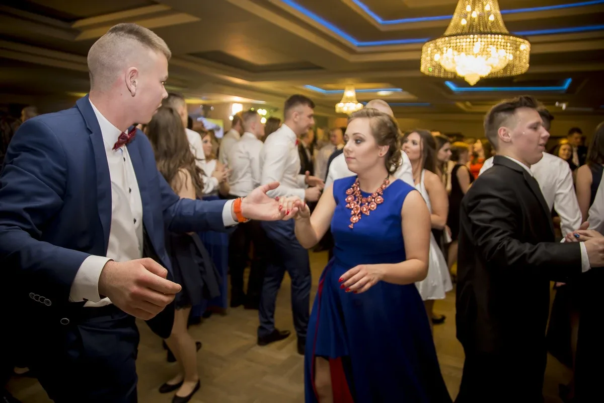 Podróż w czasie. Studniówka "Kopernika" (zdjęcia, wideo)