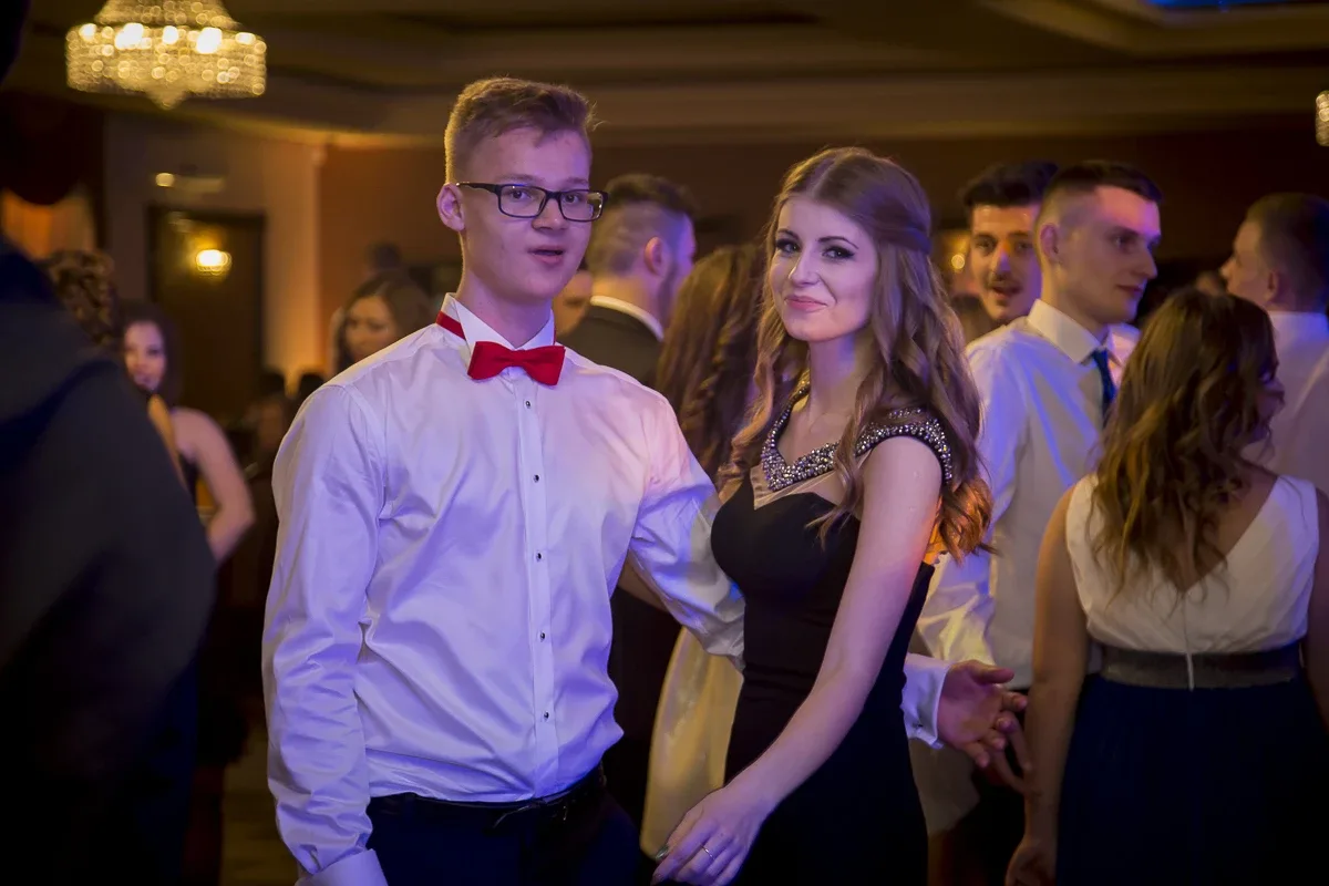 Podróż w czasie. Studniówka "Kopernika" (zdjęcia, wideo)