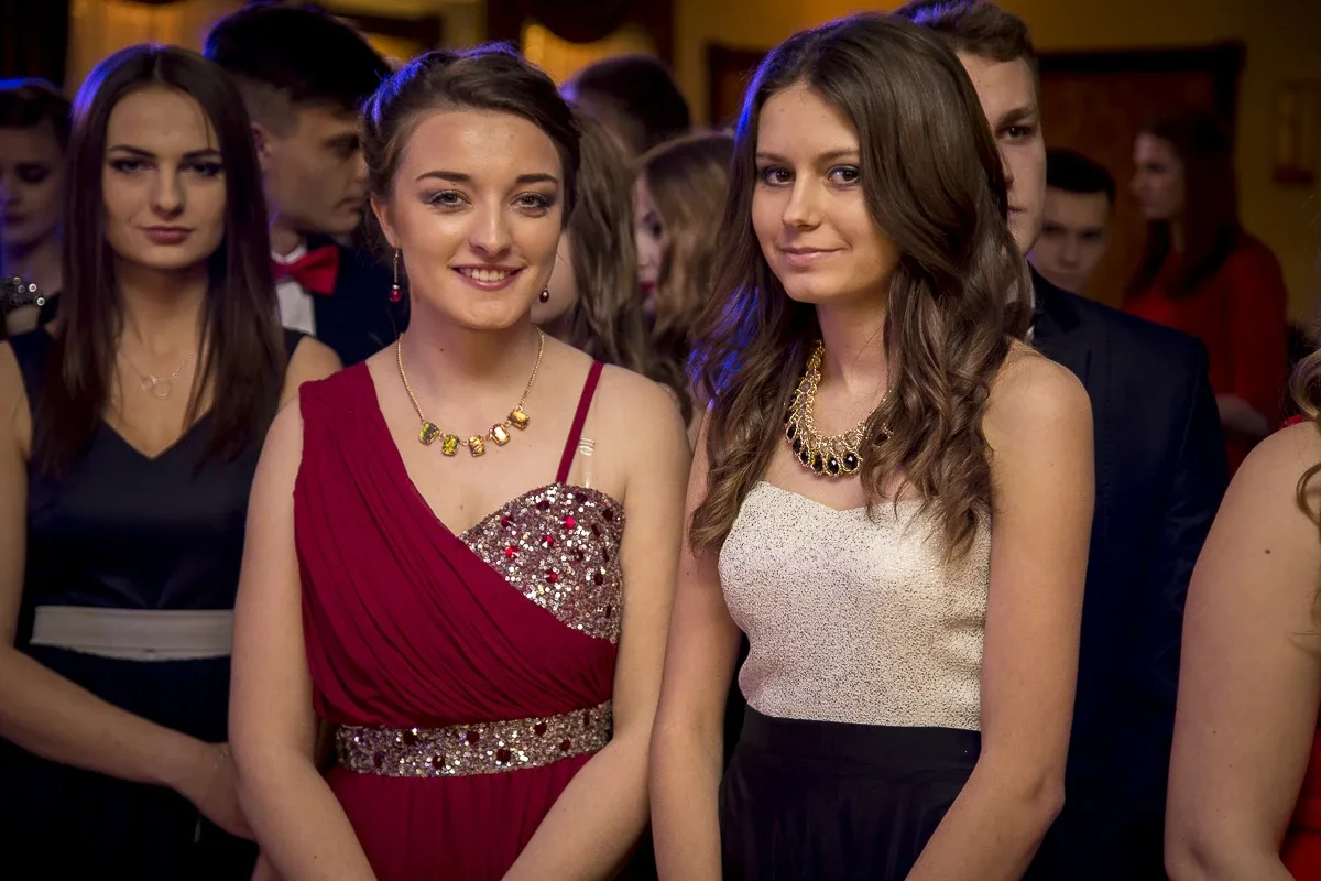 Podróż w czasie. Studniówka "Kopernika" (zdjęcia, wideo)