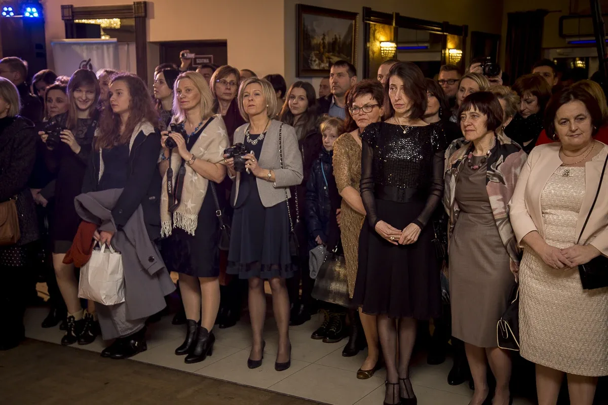 Podróż w czasie. Studniówka "Kopernika" (zdjęcia, wideo)