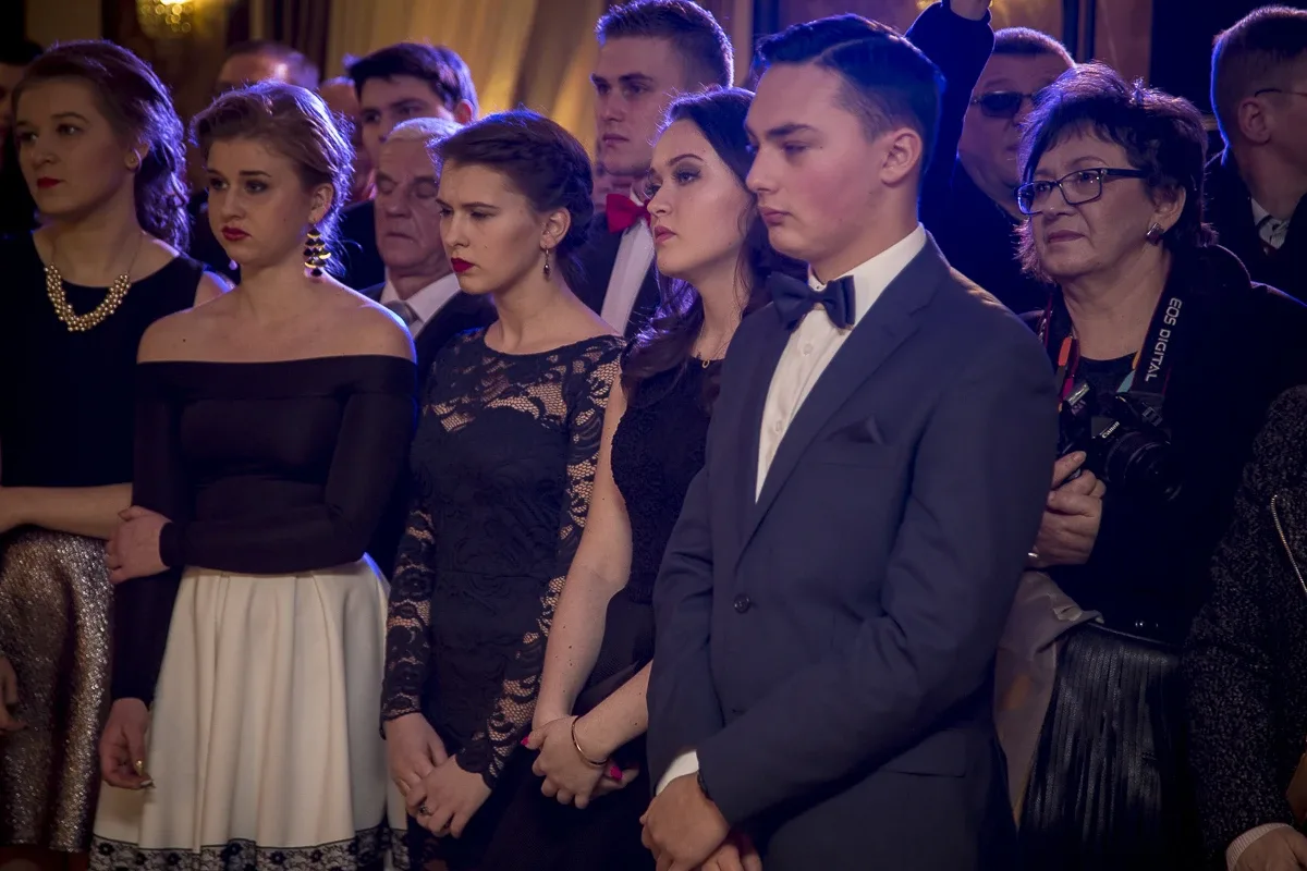 Podróż w czasie. Studniówka "Kopernika" (zdjęcia, wideo)