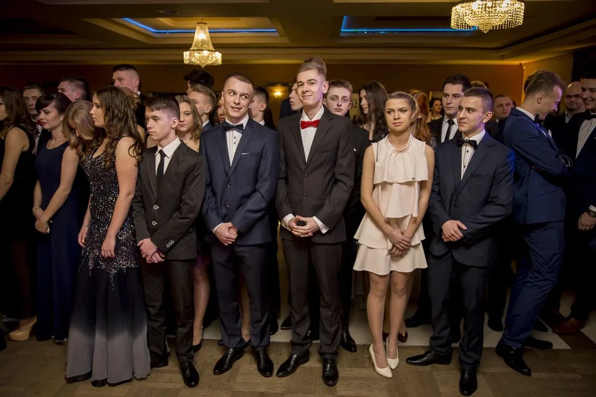 Podróż w czasie. Studniówka "Kopernika" (zdjęcia, wideo)