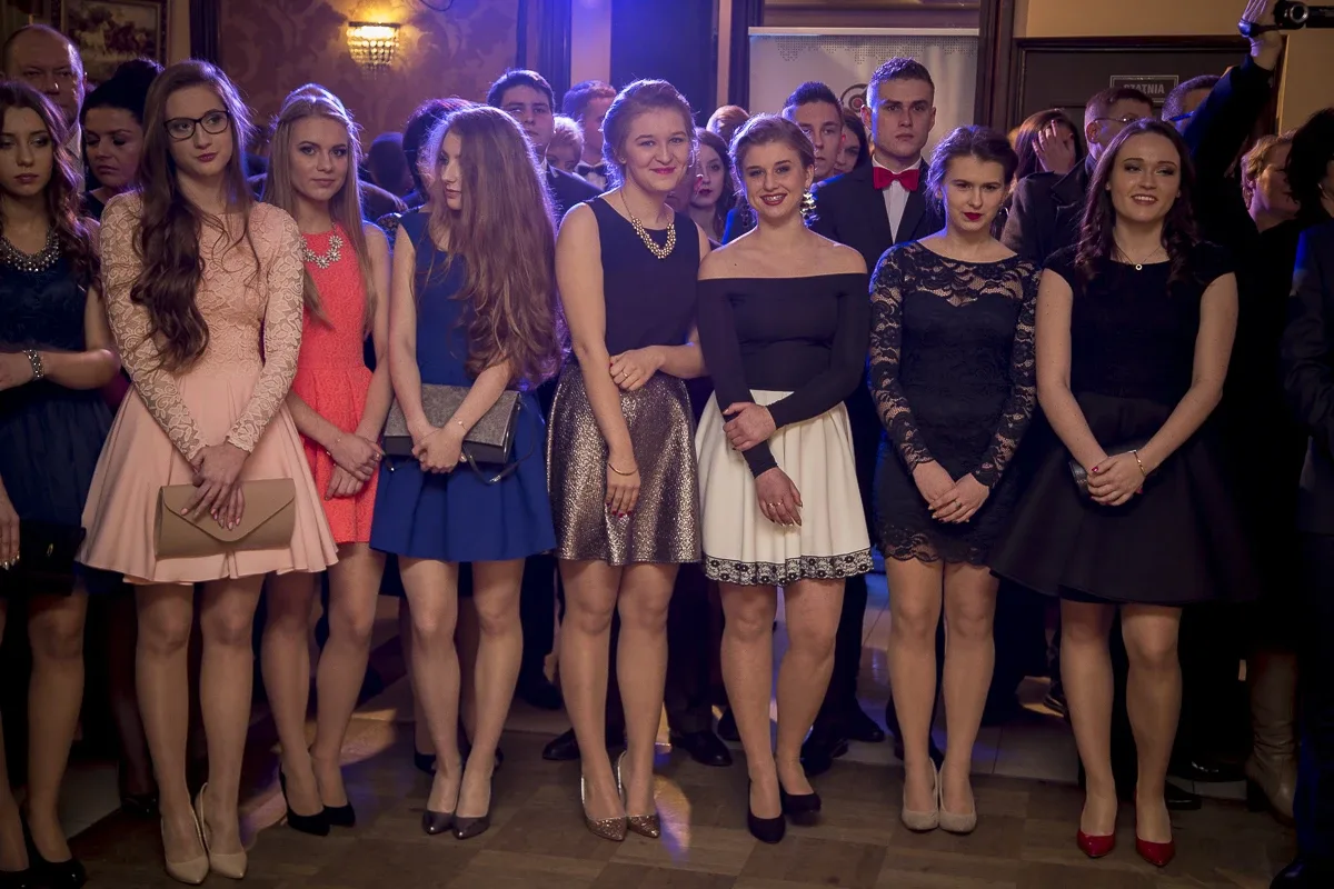 Podróż w czasie. Studniówka "Kopernika" (zdjęcia, wideo)