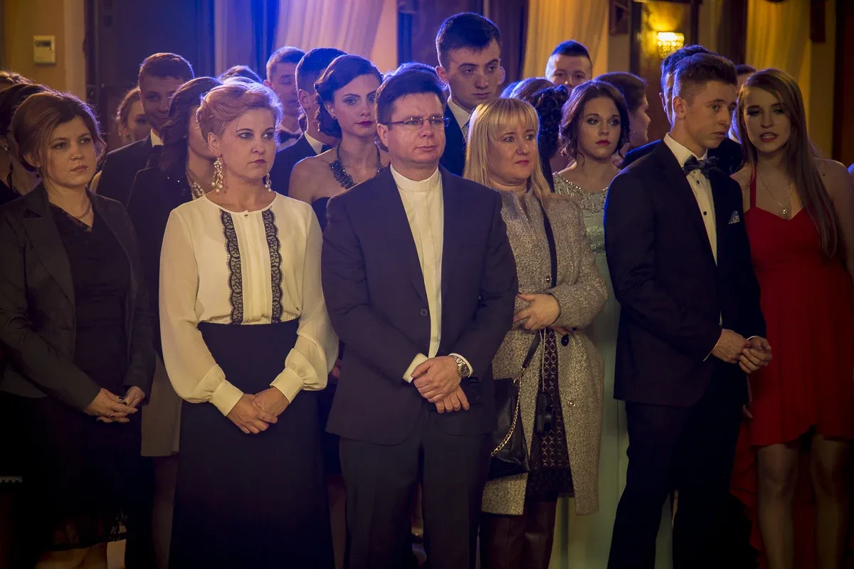 Podróż w czasie. Studniówka "Kopernika" (zdjęcia, wideo)