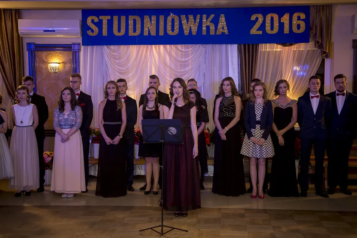 Podróż w czasie. Studniówka "Kopernika" (zdjęcia, wideo)