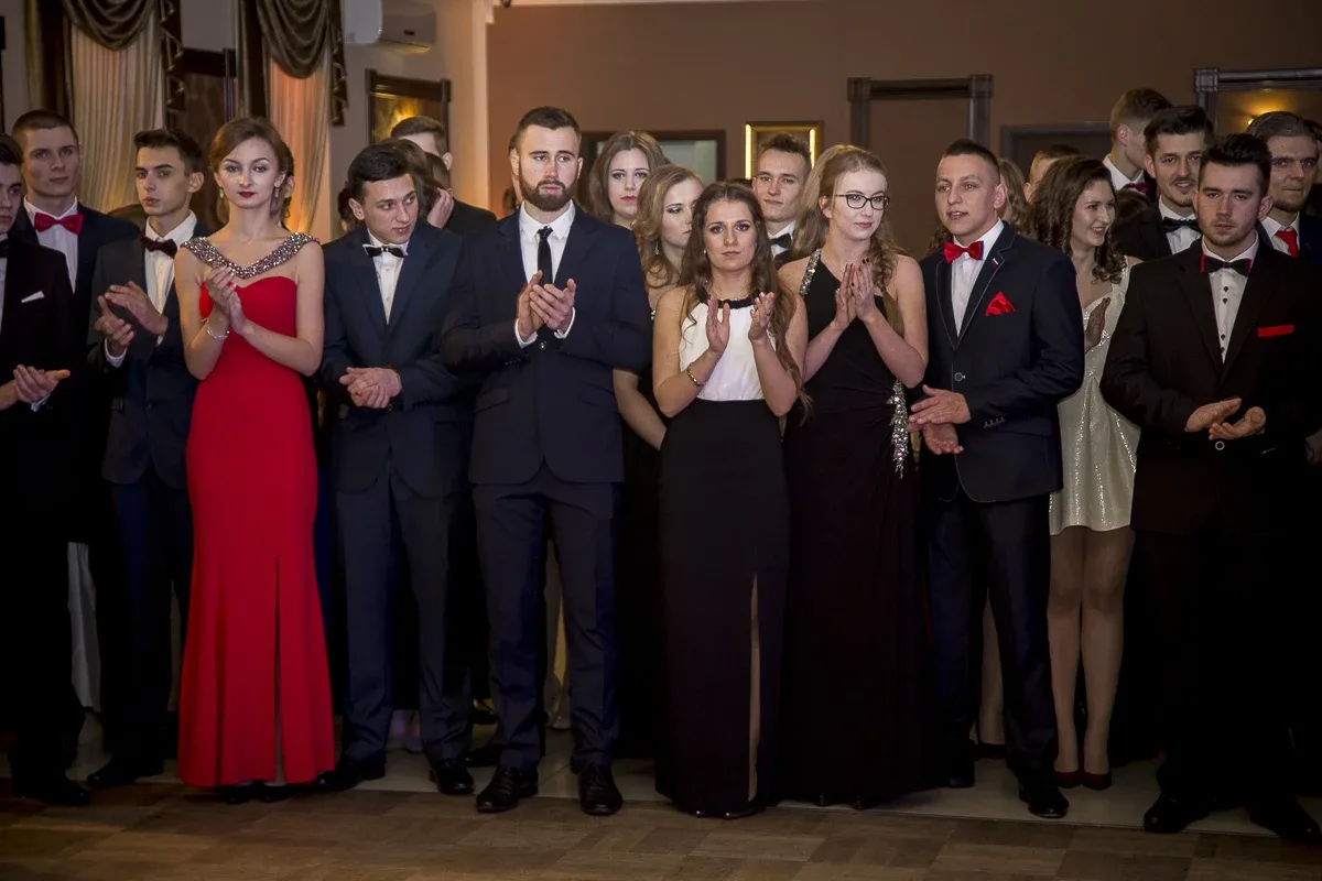 Podróż w czasie. Studniówka "Kopernika" (zdjęcia, wideo)