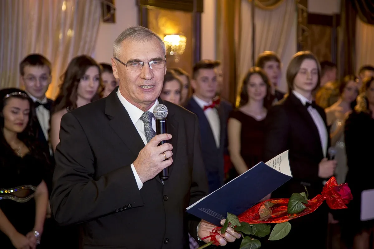 Podróż w czasie. Studniówka "Kopernika" (zdjęcia, wideo)