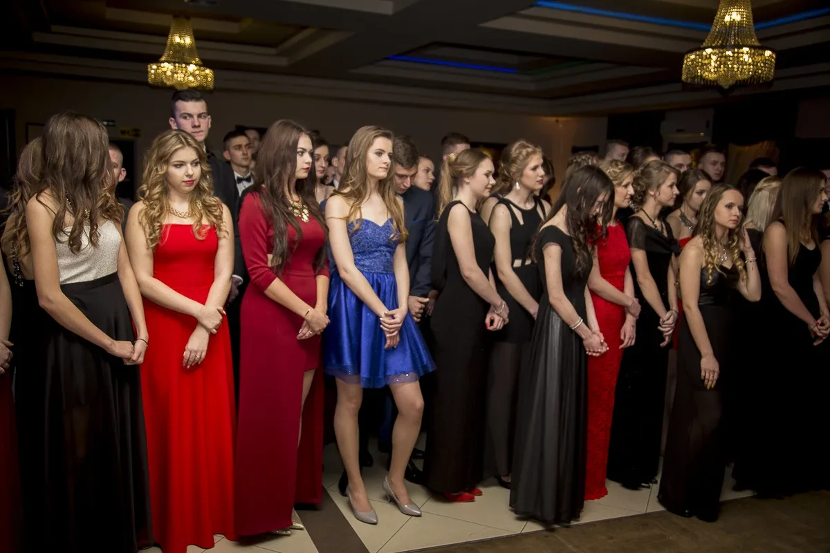 Podróż w czasie. Studniówka "Kopernika" (zdjęcia, wideo)