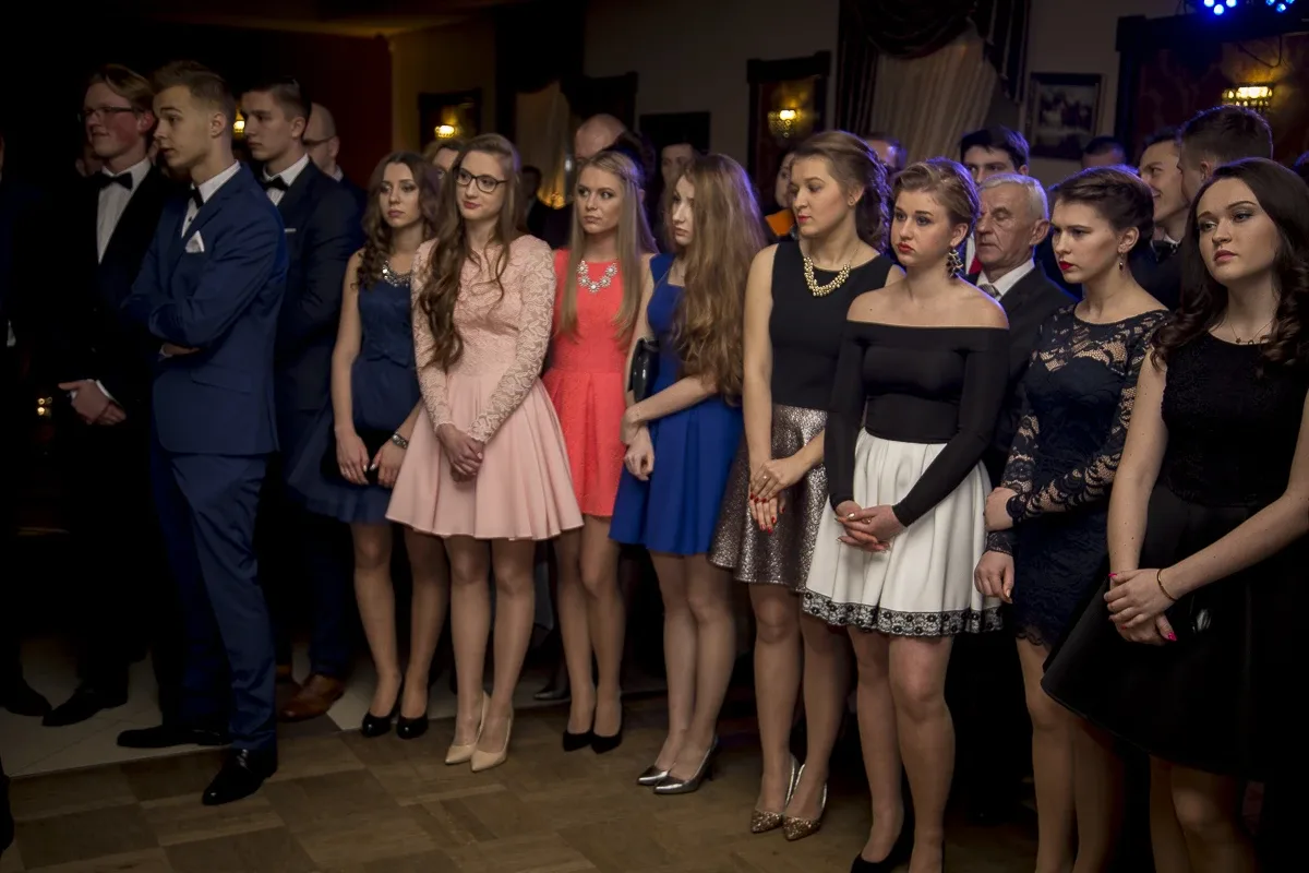 Podróż w czasie. Studniówka "Kopernika" (zdjęcia, wideo)
