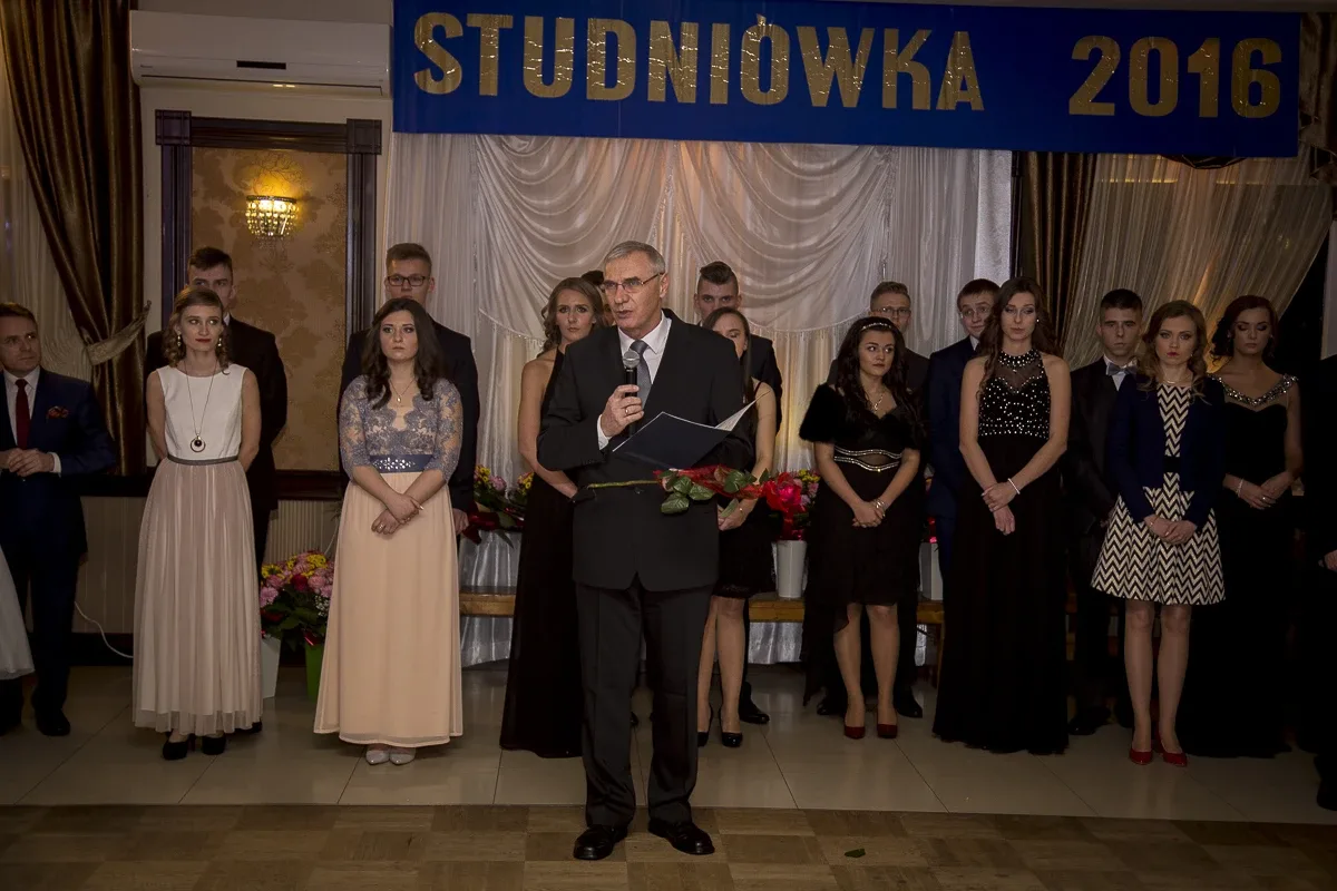 Podróż w czasie. Studniówka "Kopernika" (zdjęcia, wideo)
