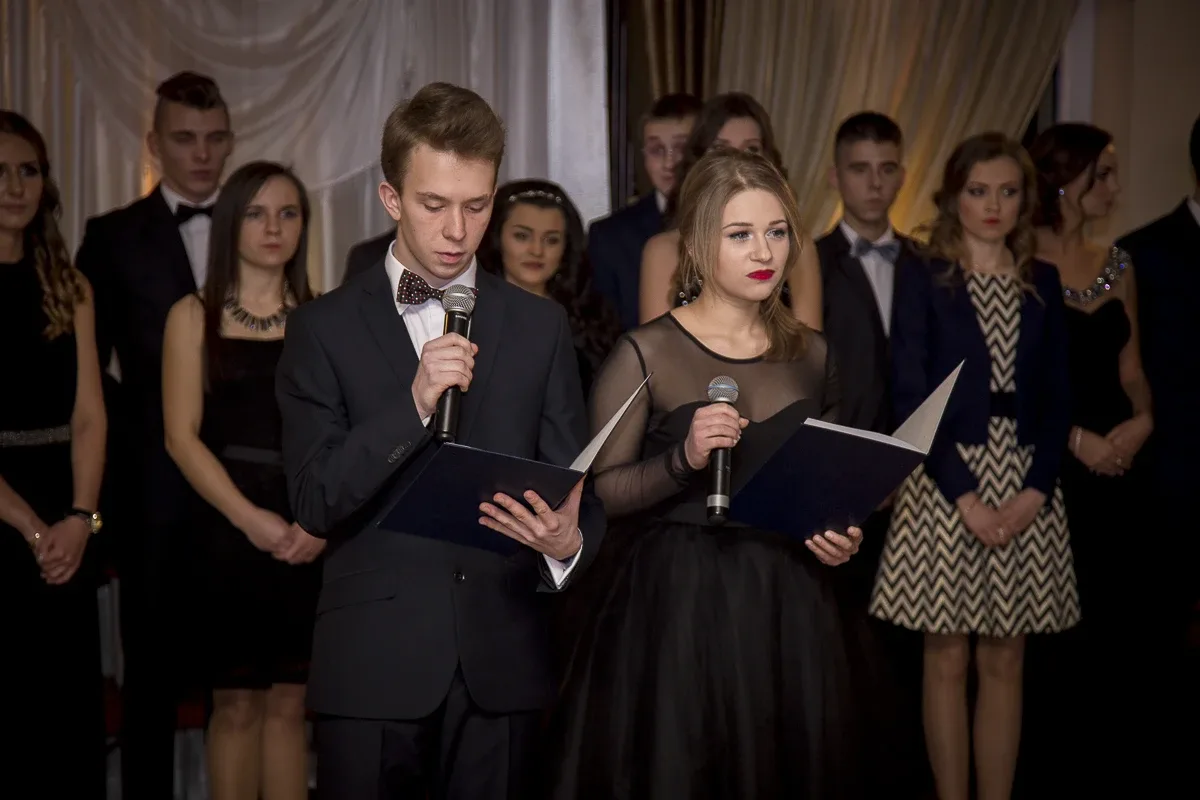 Podróż w czasie. Studniówka "Kopernika" (zdjęcia, wideo)