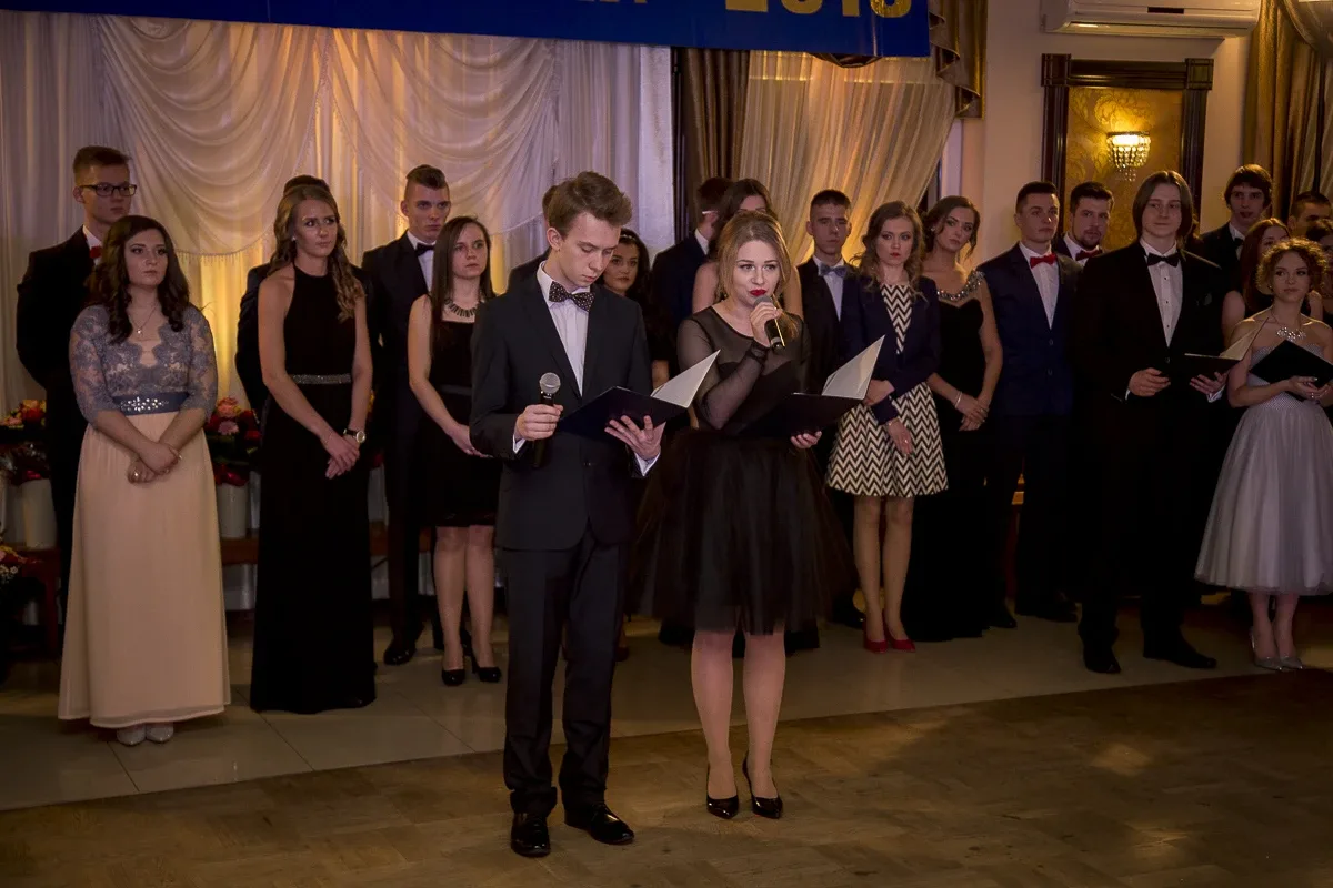 Podróż w czasie. Studniówka "Kopernika" (zdjęcia, wideo)