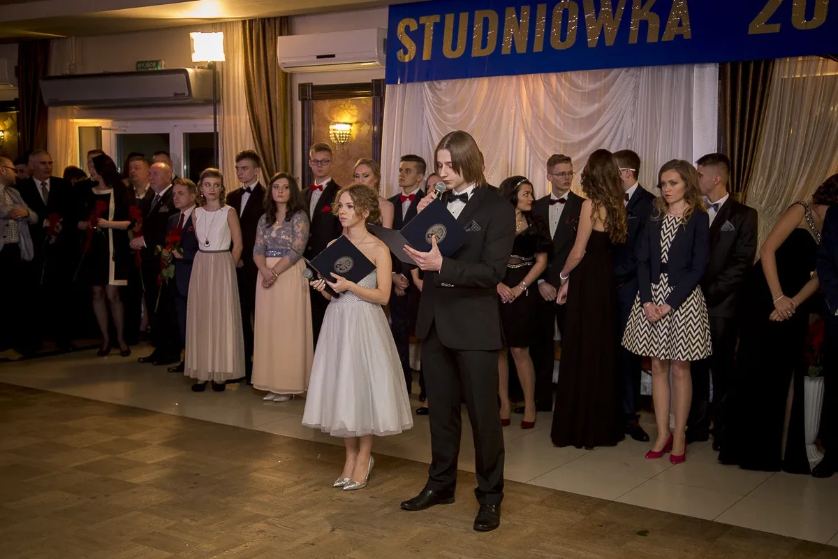 Podróż w czasie. Studniówka "Kopernika" (zdjęcia, wideo)