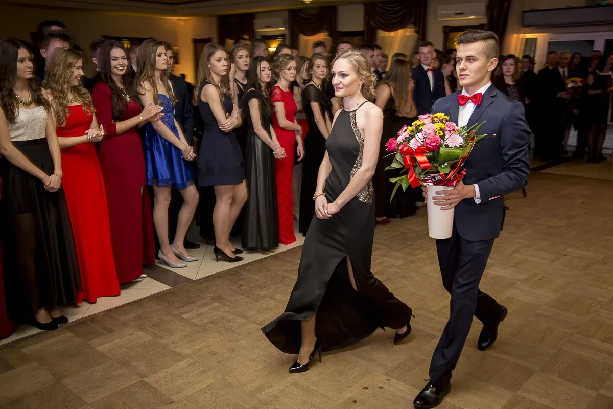 Podróż w czasie. Studniówka "Kopernika" (zdjęcia, wideo)