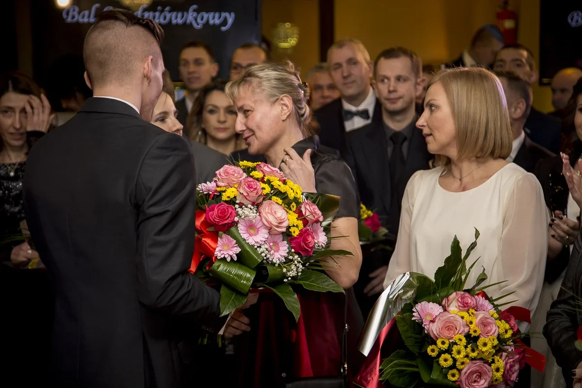 Podróż w czasie. Studniówka "Kopernika" (zdjęcia, wideo)