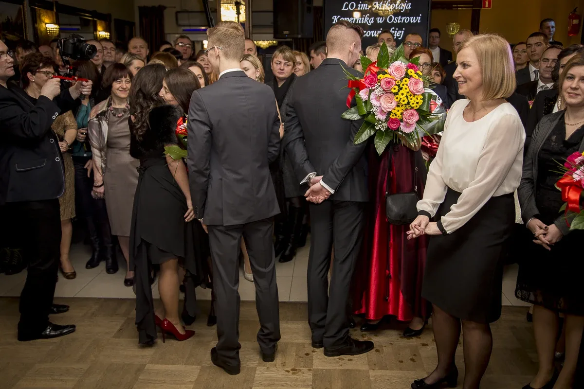Podróż w czasie. Studniówka "Kopernika" (zdjęcia, wideo)