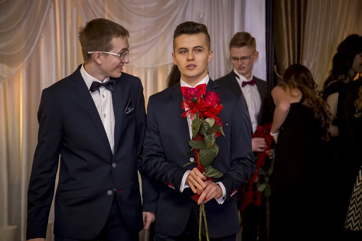 Podróż w czasie. Studniówka "Kopernika" (zdjęcia, wideo)