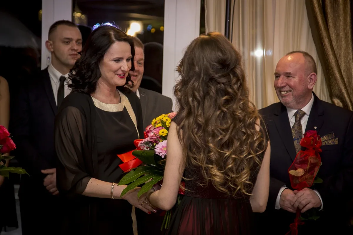 Podróż w czasie. Studniówka "Kopernika" (zdjęcia, wideo)