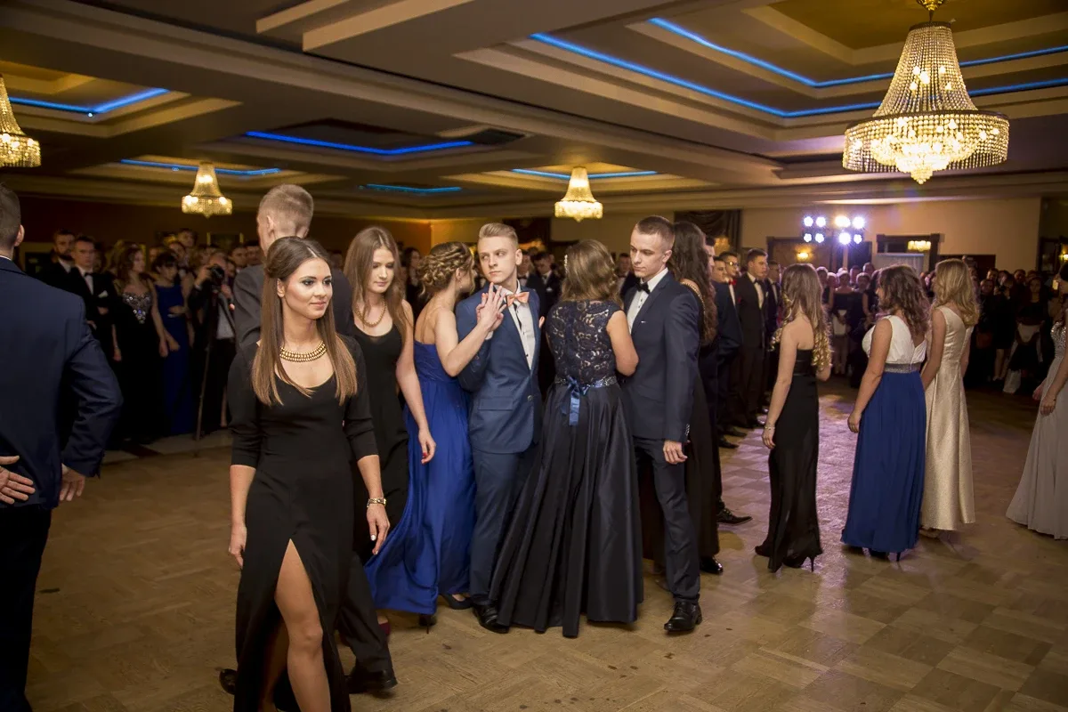 Podróż w czasie. Studniówka "Kopernika" (zdjęcia, wideo)