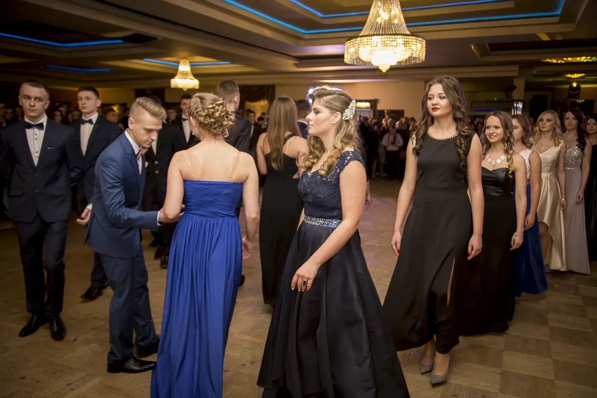 Podróż w czasie. Studniówka "Kopernika" (zdjęcia, wideo)