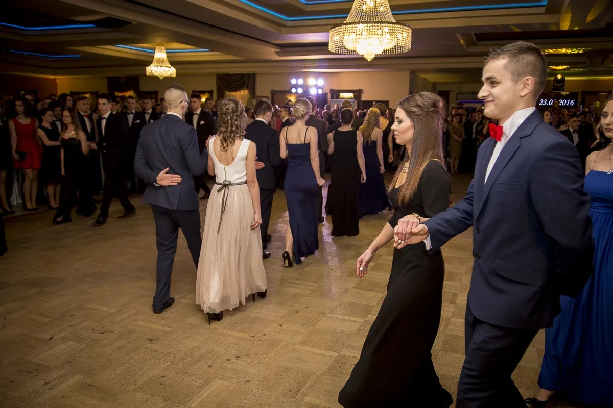 Podróż w czasie. Studniówka "Kopernika" (zdjęcia, wideo)