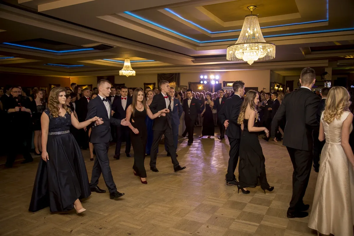 Podróż w czasie. Studniówka "Kopernika" (zdjęcia, wideo)