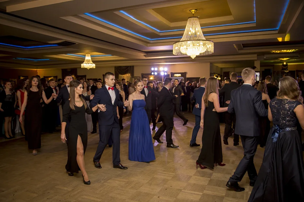 Podróż w czasie. Studniówka "Kopernika" (zdjęcia, wideo)