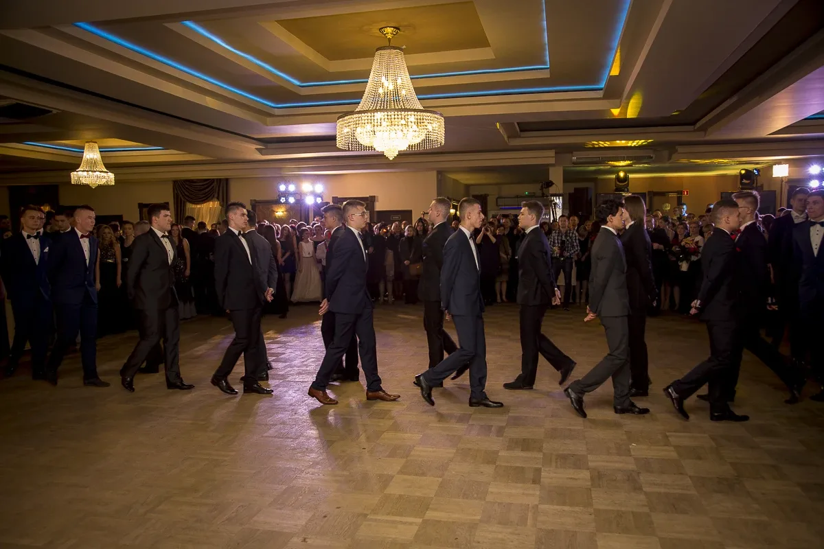 Podróż w czasie. Studniówka "Kopernika" (zdjęcia, wideo)