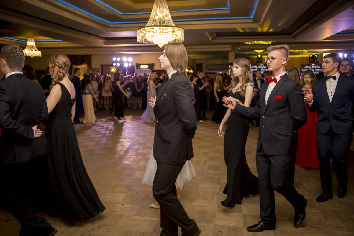 Podróż w czasie. Studniówka "Kopernika" (zdjęcia, wideo)