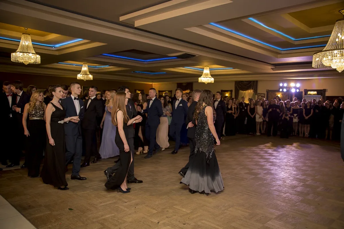 Podróż w czasie. Studniówka "Kopernika" (zdjęcia, wideo)