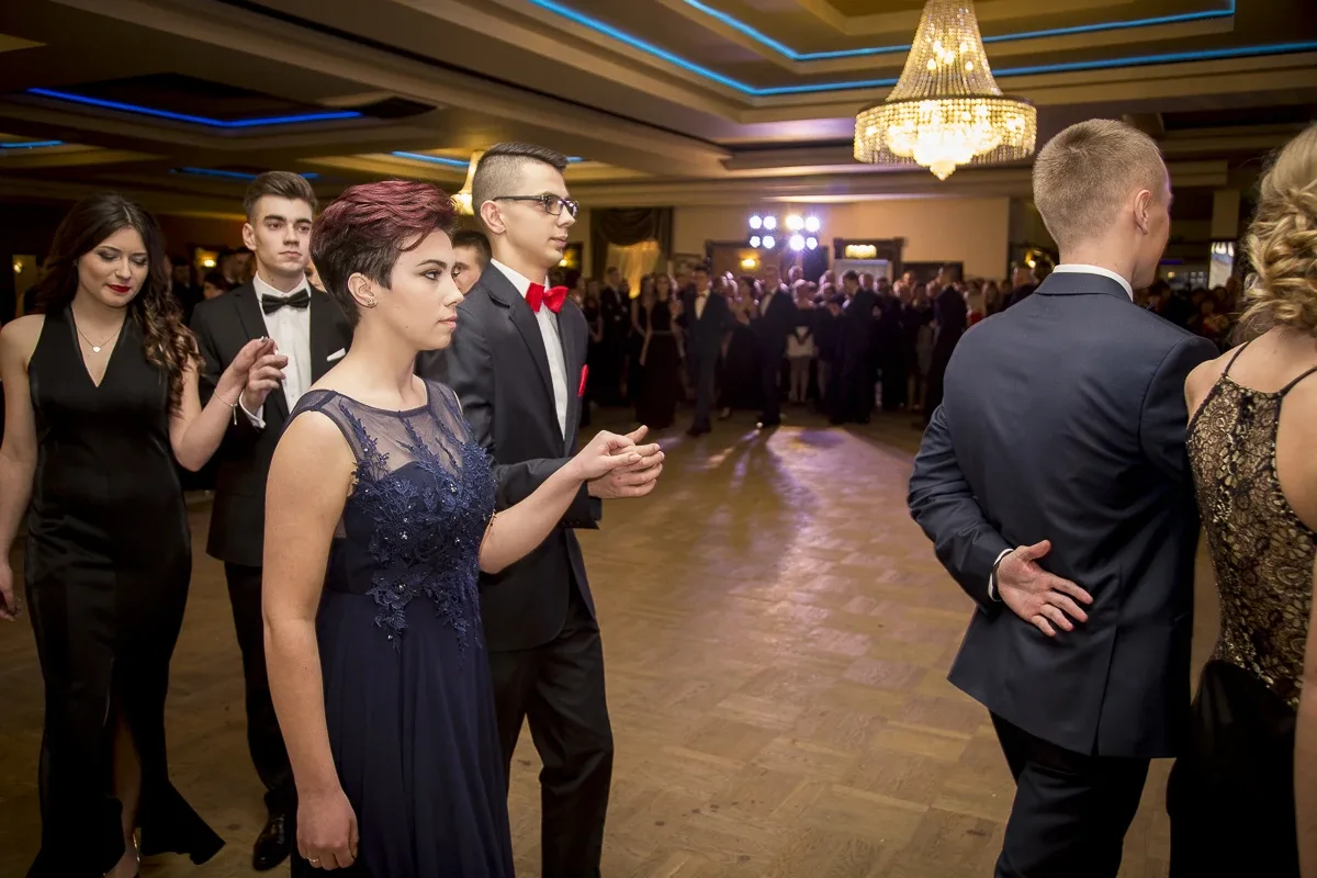 Podróż w czasie. Studniówka "Kopernika" (zdjęcia, wideo)