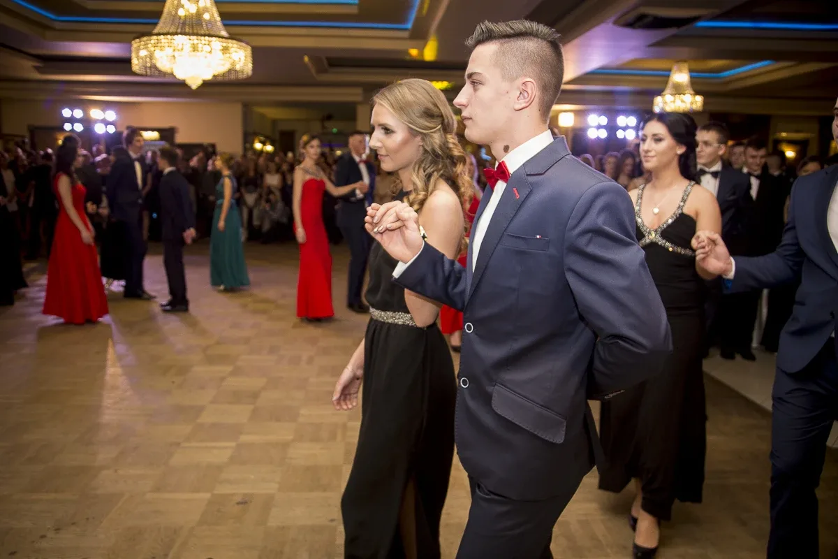 Podróż w czasie. Studniówka "Kopernika" (zdjęcia, wideo)