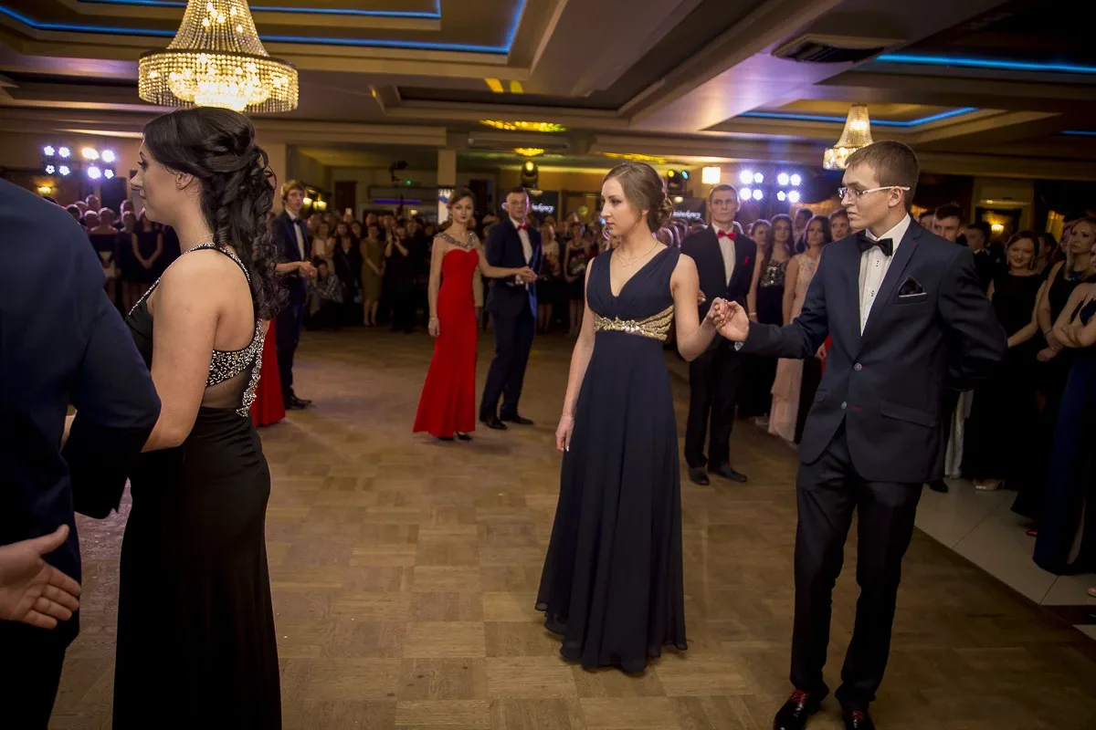 Podróż w czasie. Studniówka "Kopernika" (zdjęcia, wideo)