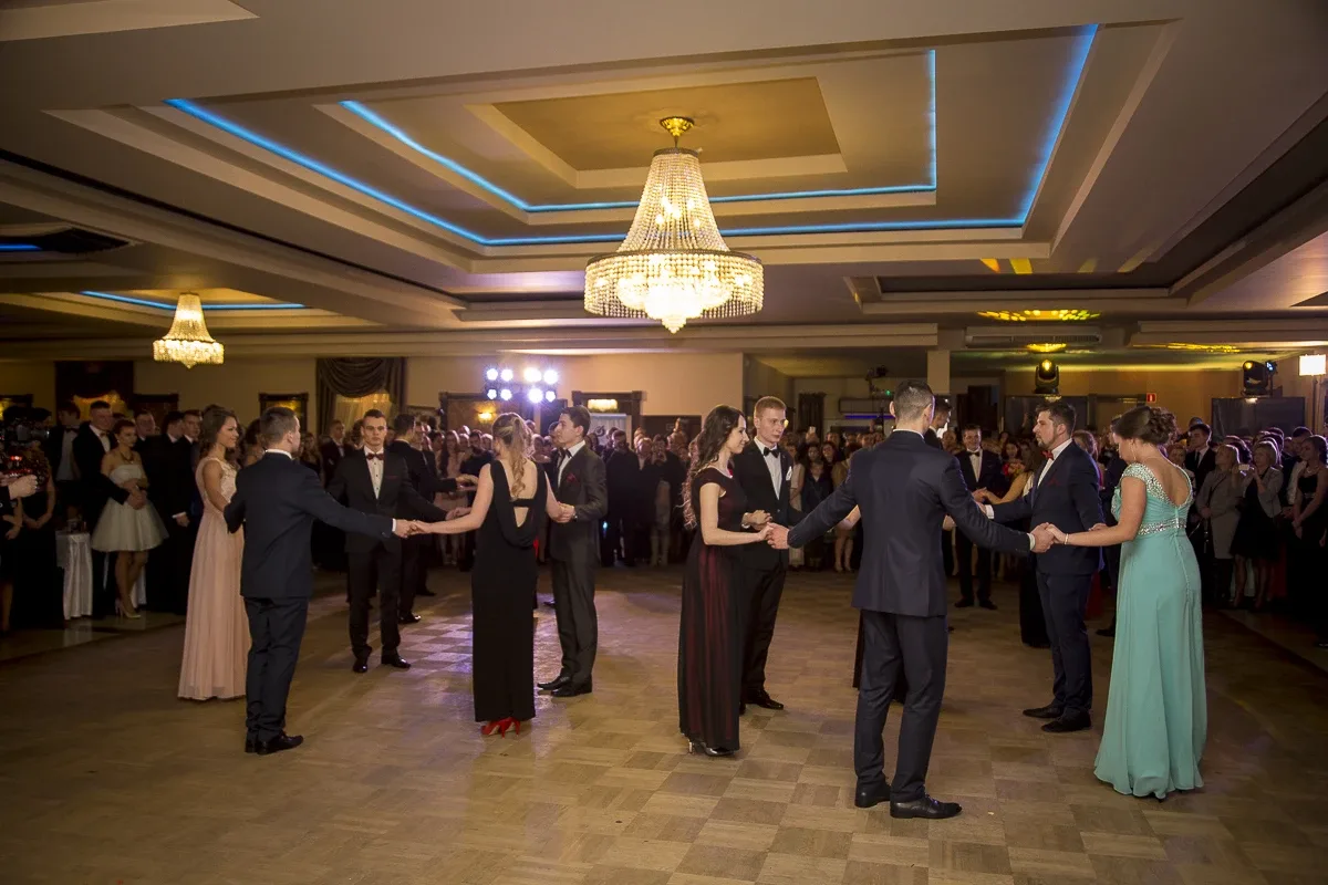Podróż w czasie. Studniówka "Kopernika" (zdjęcia, wideo)