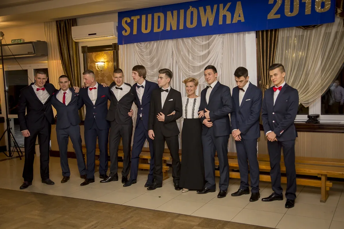 Podróż w czasie. Studniówka "Kopernika" (zdjęcia, wideo)